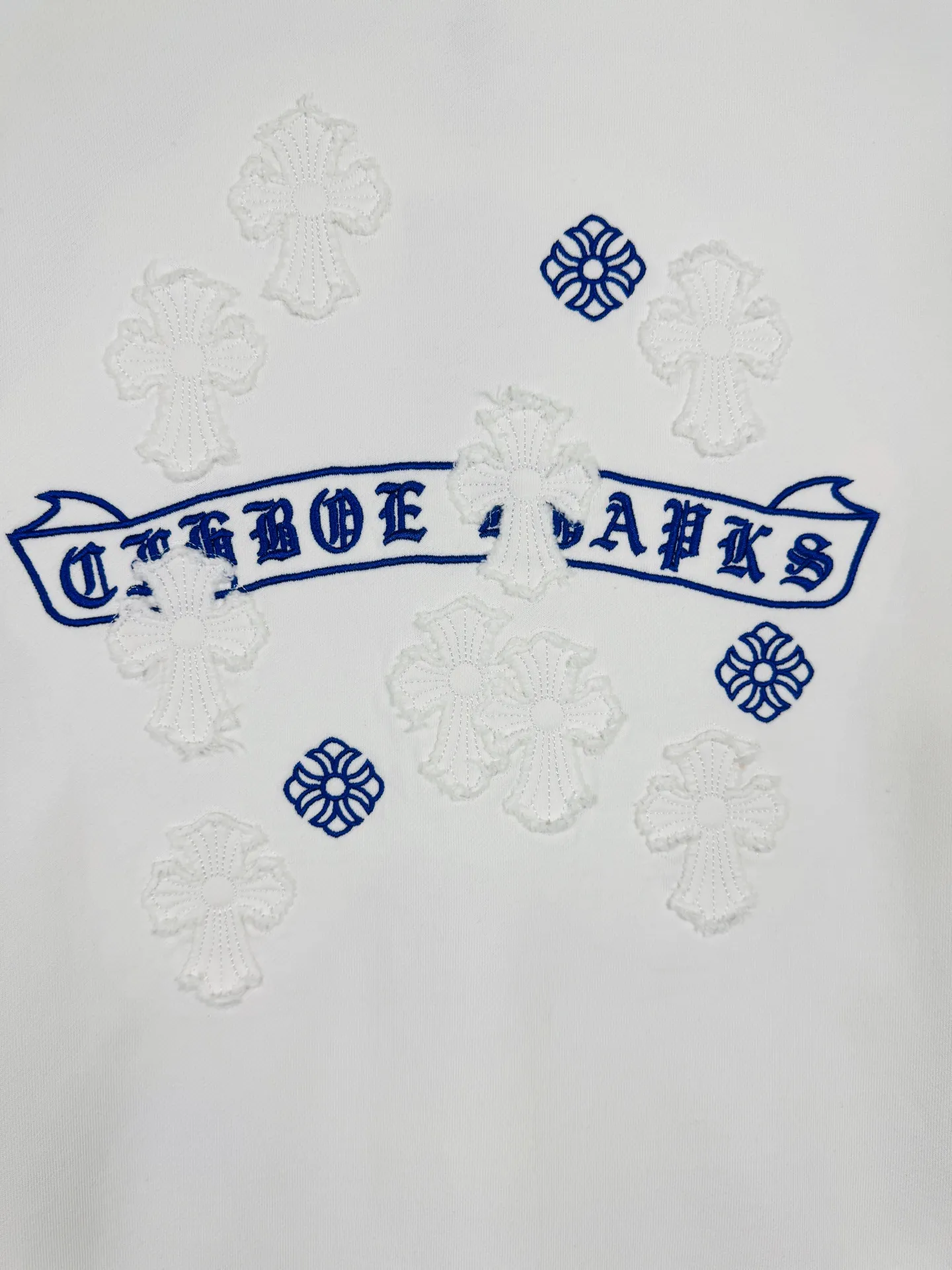 P260 top version, real shot without P, ​​different from market currency) 𝗖𝗵𝗿𝗼𝗺𝗲 𝗛𝗲𝗮𝗿𝘁𝘀/Cro Heart 2025 washed patch embroidery autumn and winter new original single counter American laser burnt 3D three-dimensional color embroidered couple casual sweatshirt 👑The highest version! Customized fabric 430g tripe terry fabric! American acid-washed and distressed original fabric laser burnt ✟appliqué embroidery and exquisite embroidery of letters! The best-selling model in the counter, very comfortable to wear. Accessories: original molded and authenticated collar label➕100% silk wash label. Genuine purchase-grade original hangtag➕matching hanging rope➕3D hanging beads➕original packaging bag. Craftsmanship: The original version has consistent wiring! The highest version of the armhole matching technique! Color: White Black Size: S M L XL Style Number: 25-357